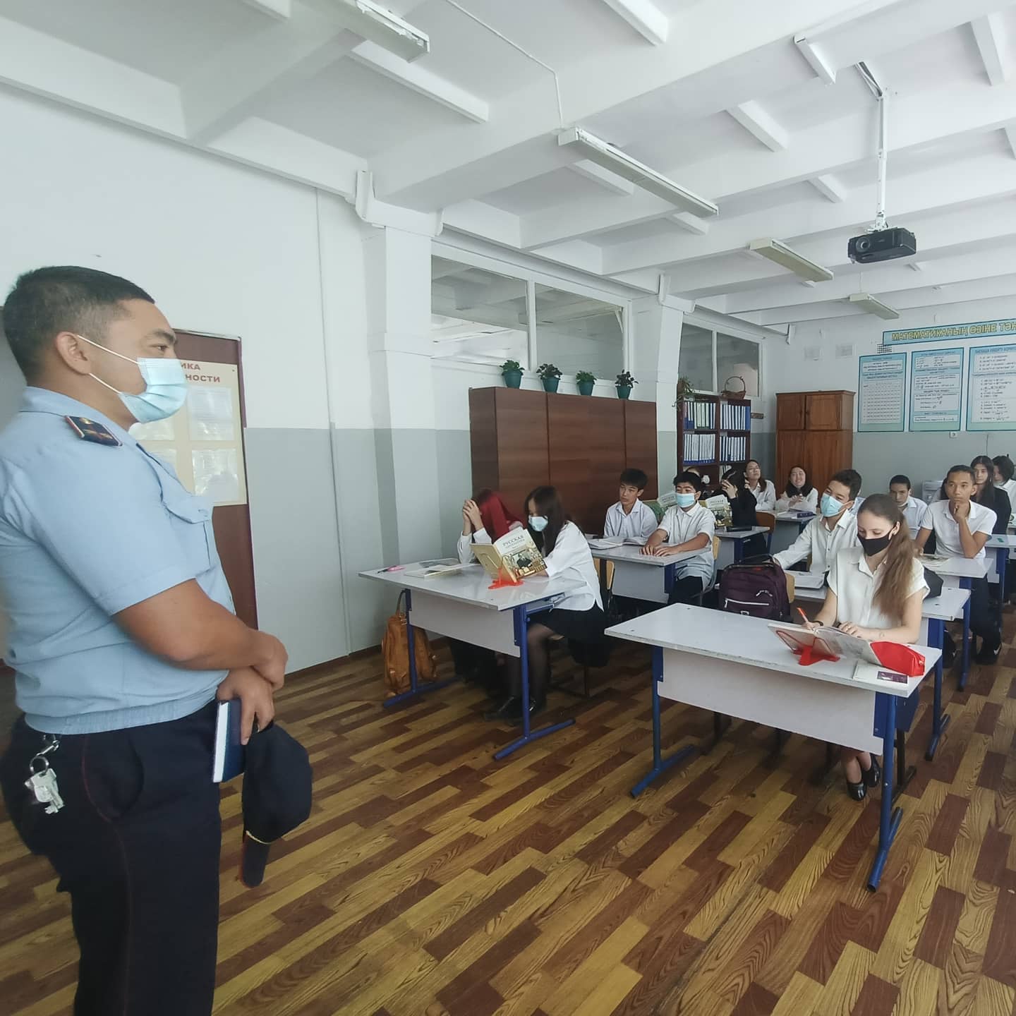 Инспектор школы провел разъяснительную беседу на темы: административная ответственность несовершеннолетних