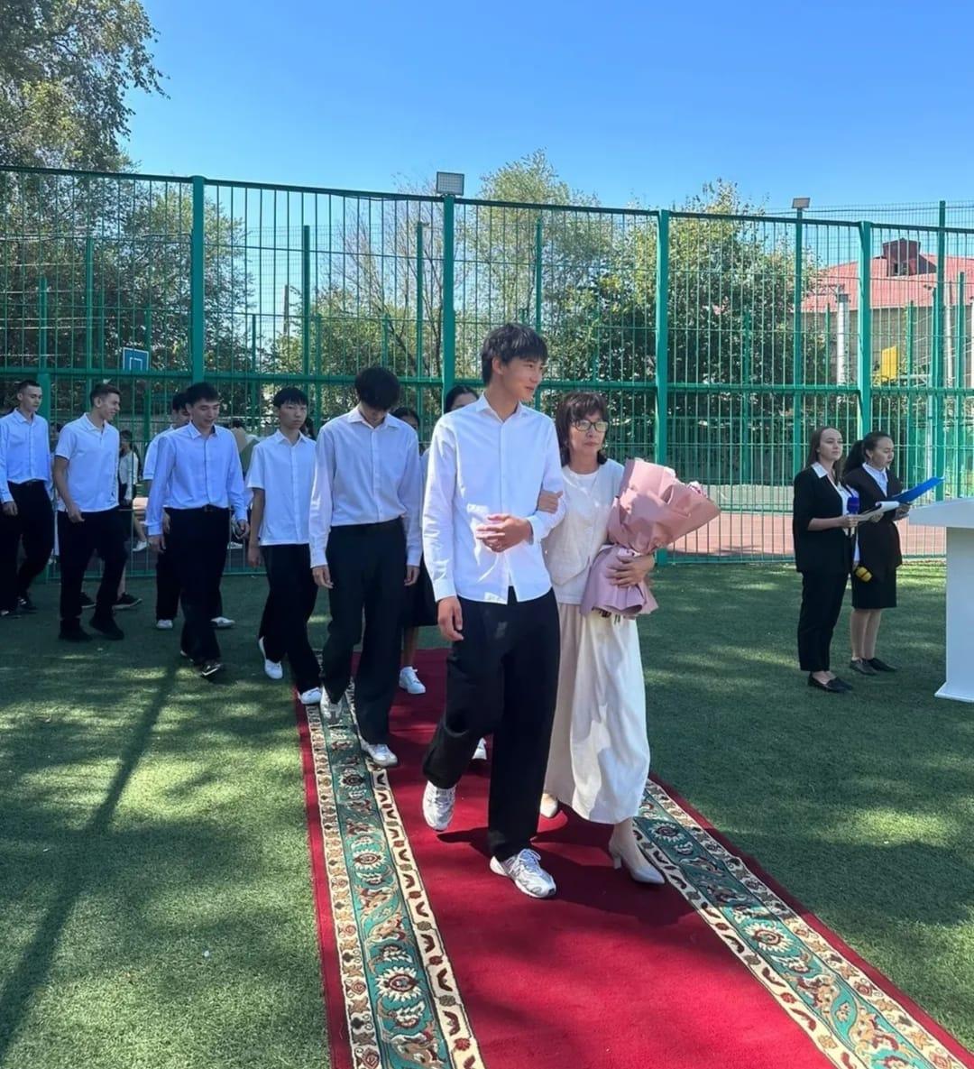 Білім күніне орай мектебімізде салтанатты жиын өтті. Дня знаний